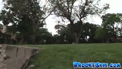 Brooke Skye - 2005-07-20 - Clignotant Dans Le Parc