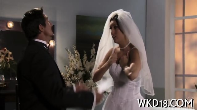 Guy cums on gal after sex