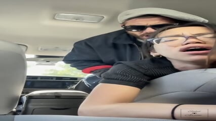 Puta Asiática Chupando A Papá Blanco En El Auto