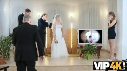 VIP4k. Olivia Sparkle Dans Une Robe De Mariée Et Un Voile Filmée En Train De Baiser