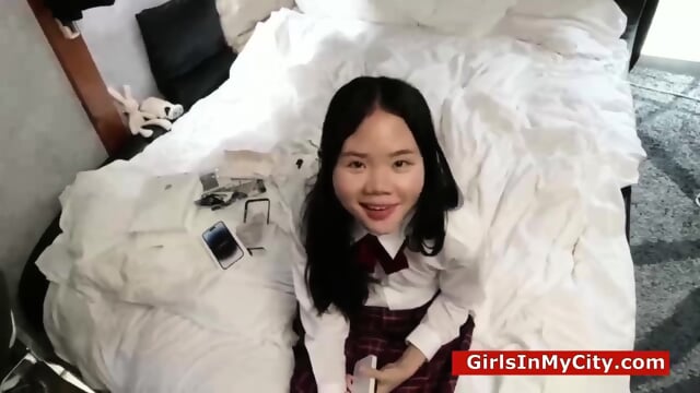 Cute Japanese schoolgirl gets a huge facial